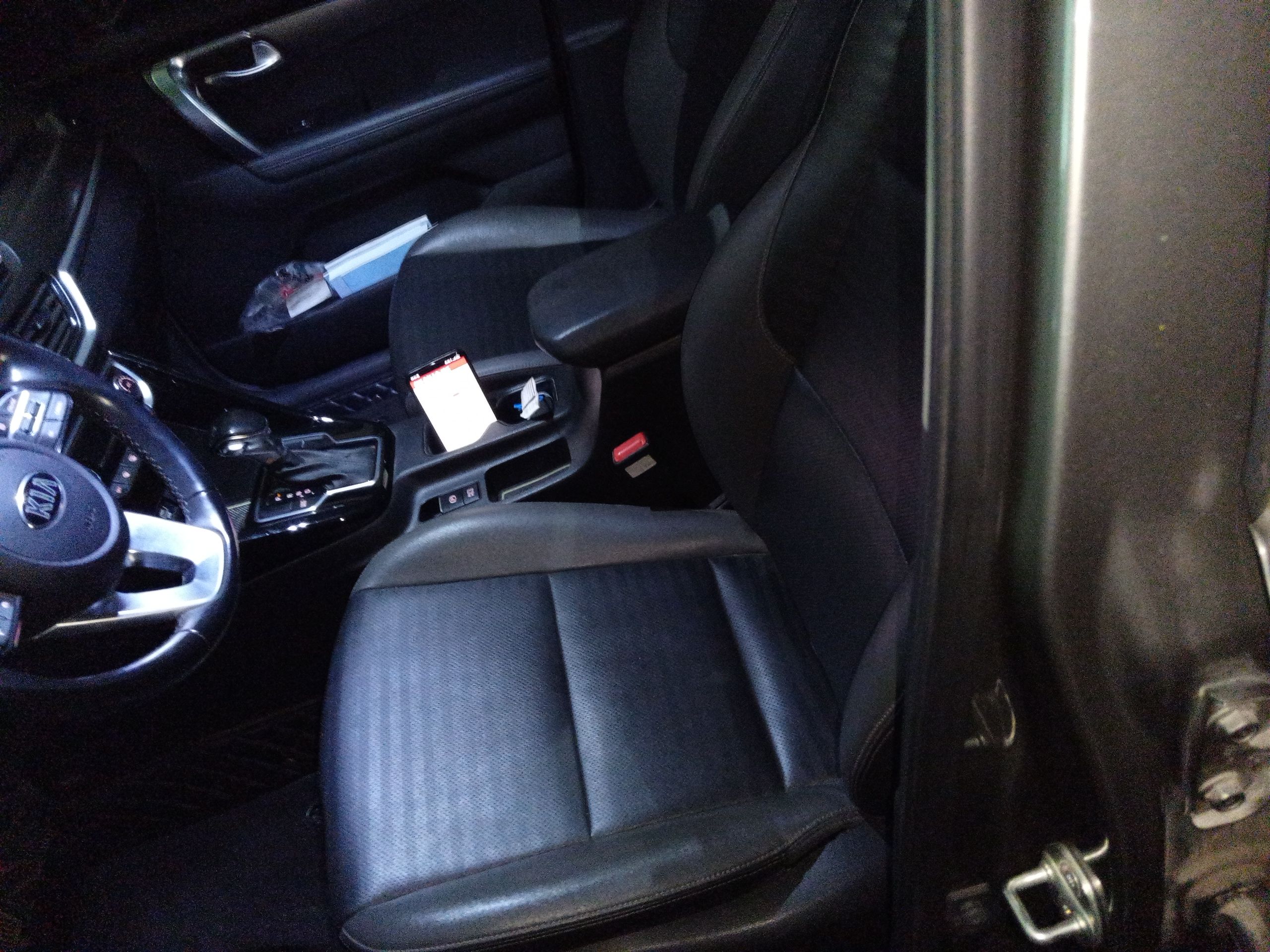 المقاعد الأمامية داخل السيارة