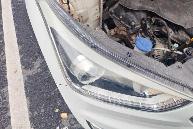 Used Hyundai ix25 2015 1.6L Automatic Two-Wheel-Drive Deluxe DLX Model Right Front Headlight