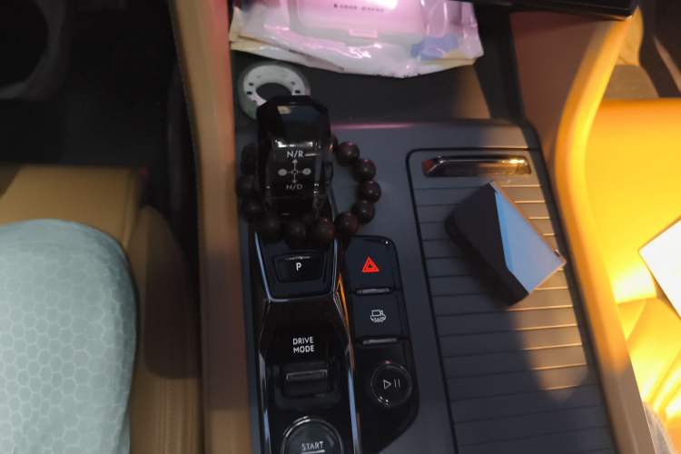 Used Lynk & Co 09 2021 2.0T Halo Six-Seater
