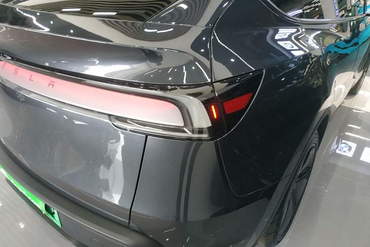 Used Tesla Model Y 2025 Long-Range All-Wheel-Drive Version
