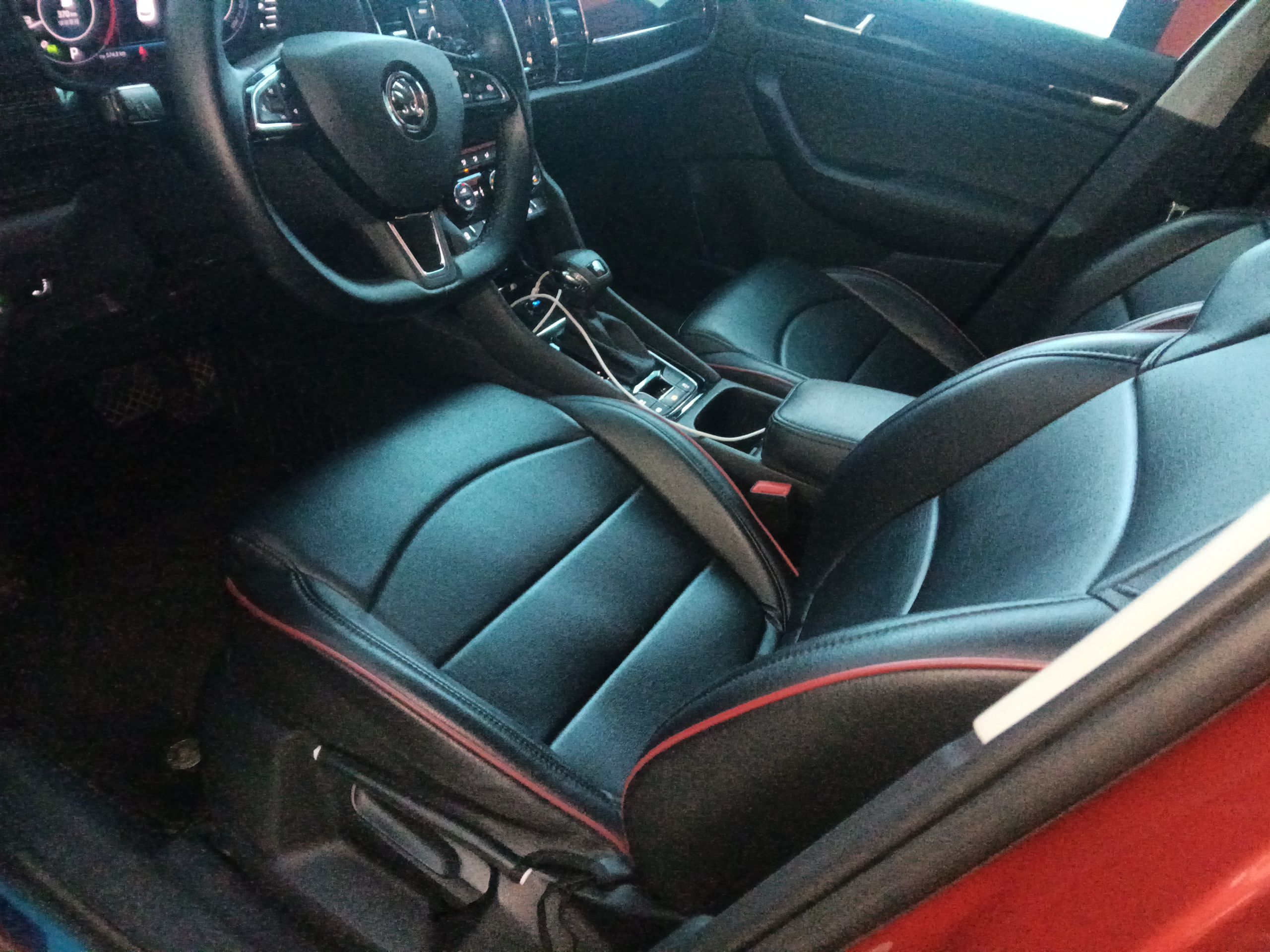 المقاعد الأمامية داخل السيارة