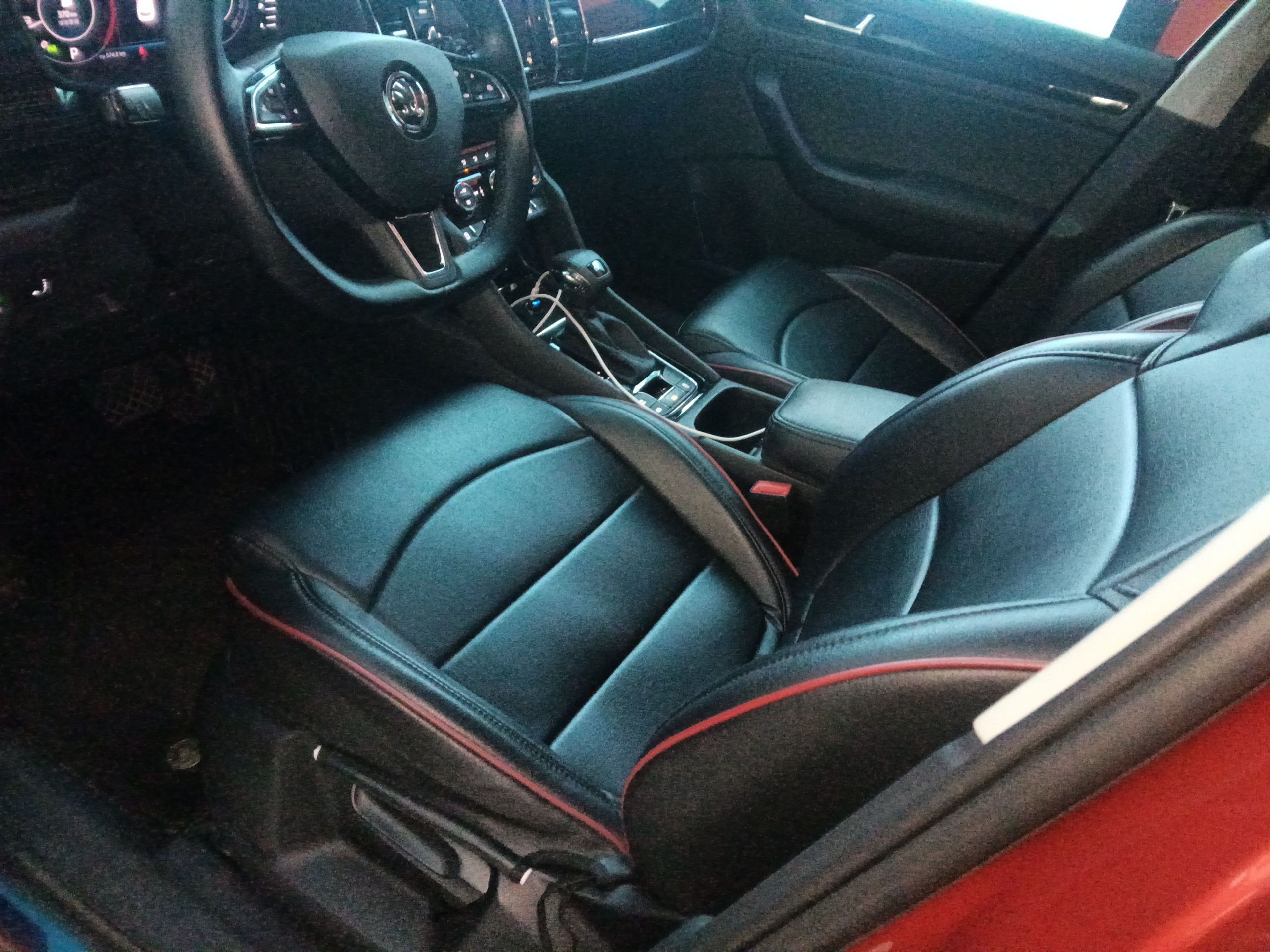 Переднее сиденье в автомобиле