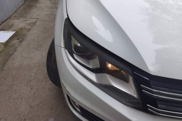 Used Volkswagen Tiguan 2015 1.8TSI Manual Two-Wheel-Drive Limited Edition Right Front Headlight