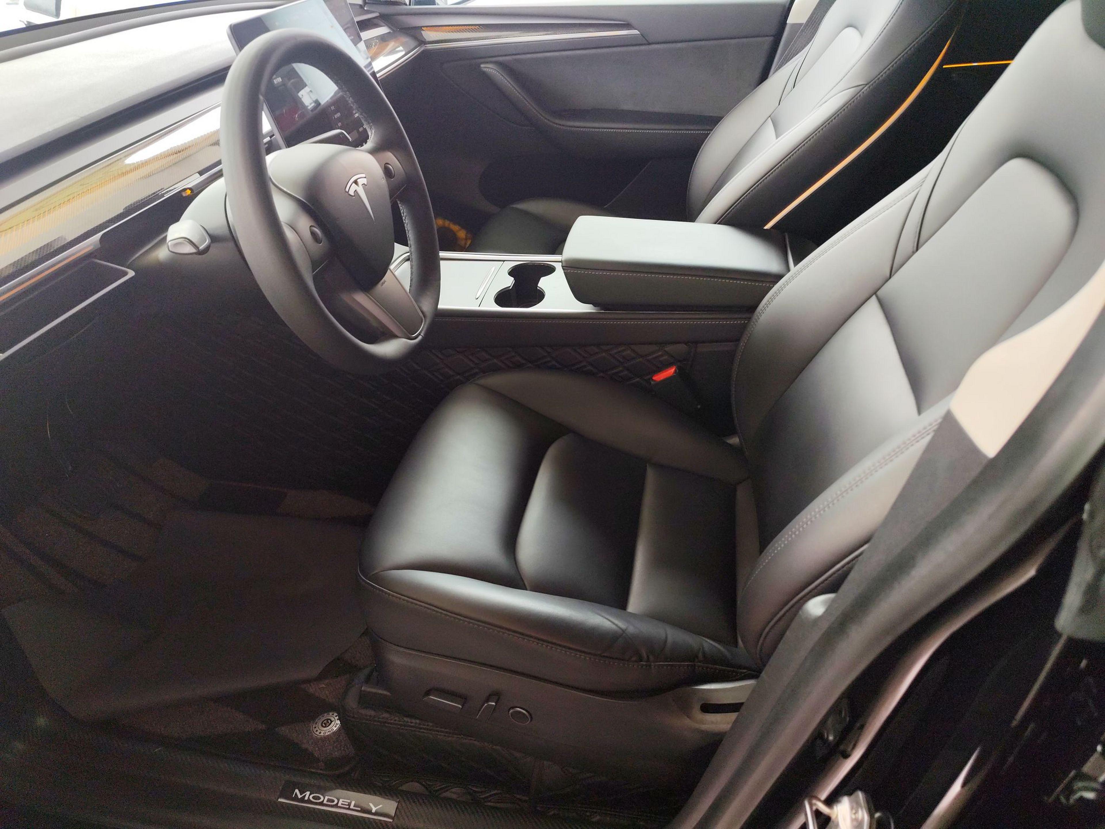 المقاعد الأمامية داخل السيارة