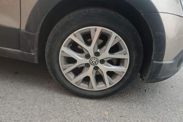 Used Volkswagen Polo 2016 1.4L Cross Polo Automatic Right Front Wheel Hub