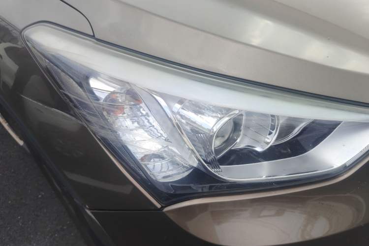Used Hyundai Santa Fe 2013 2.4L Automatic Two-Wheel Drive Smart Version Right Front Headlight