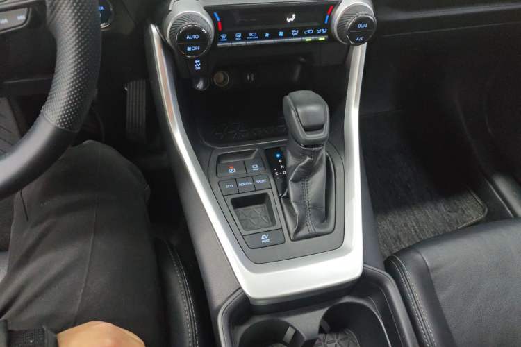 Used Toyota Wildlander 2020 Dual-Engine 2.5L E-CVT Two-Wheel Drive Luxury Edition Gear Lever