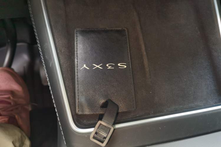 Used Tesla Model Y 2025 Long-Range All-Wheel-Drive Version Vehicle Key