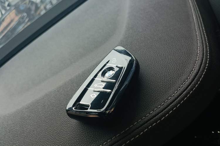 Used BMW 5 Series 2022 Second Facelift 530Li Luxury Version M Sport Package Vehicle Key