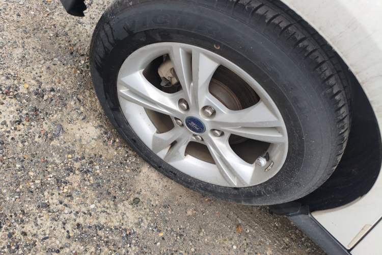 Used Ford Focus 2015 Hatchback 1.6L Automatic Comfort Model Right Front Wheel Hub