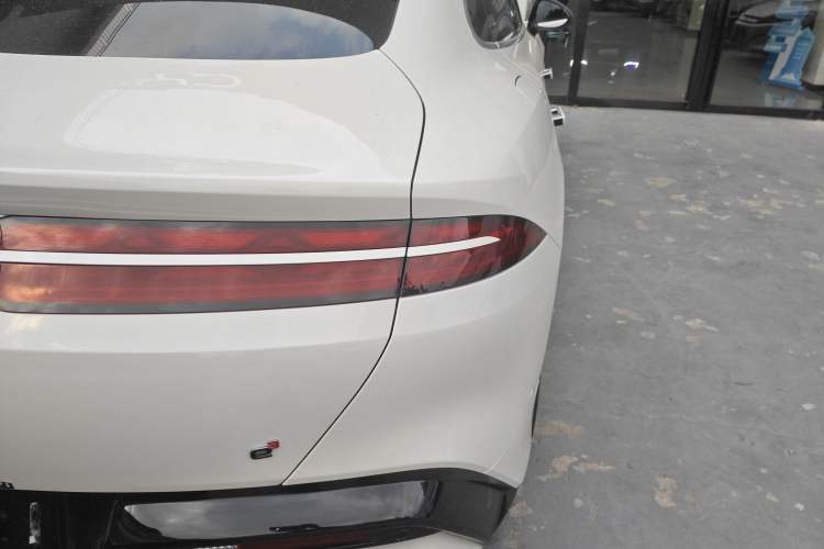 Used Denza Z9 2024 1100 km All-Wheel-Drive Ultra Version Right Rear Taillight