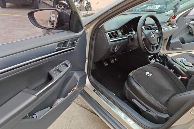 Used Volkswagen C-TREK 2017 230TSI Manual Comfort Version Driver Seat