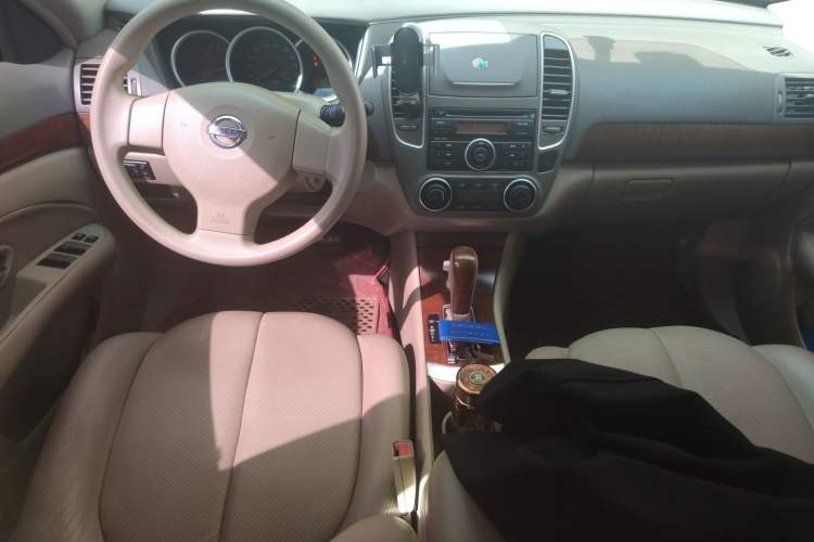 Used Nissan Sylphy 2009 1.6XL Automatic Luxury Sunroof Edition Center Console