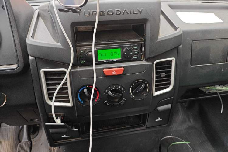 Used Iveco Daily 2021 2.8T V40 VAN厢式 Cargo Van 3-Seater Long Wheelbase Mid-Roof Design Dual Tires Manual Door Audio And AC Panel