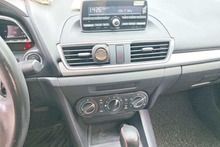 Used Mazda 3 Axela 2014 Sedan 1.5L Automatic Comfort Model