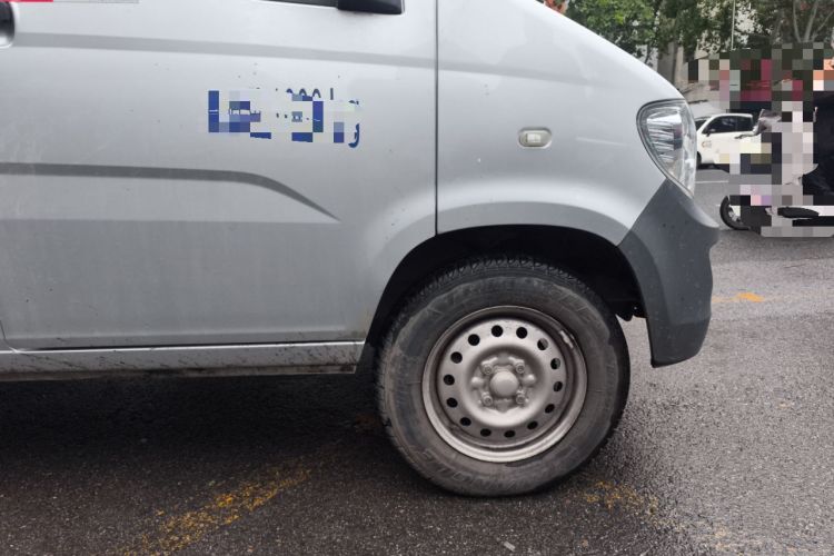 Used Wuling Zhiguang 2020 1.2L Van Utility Model China VI Emission Standard 2 Seats LSI Right Front Wheel Hub