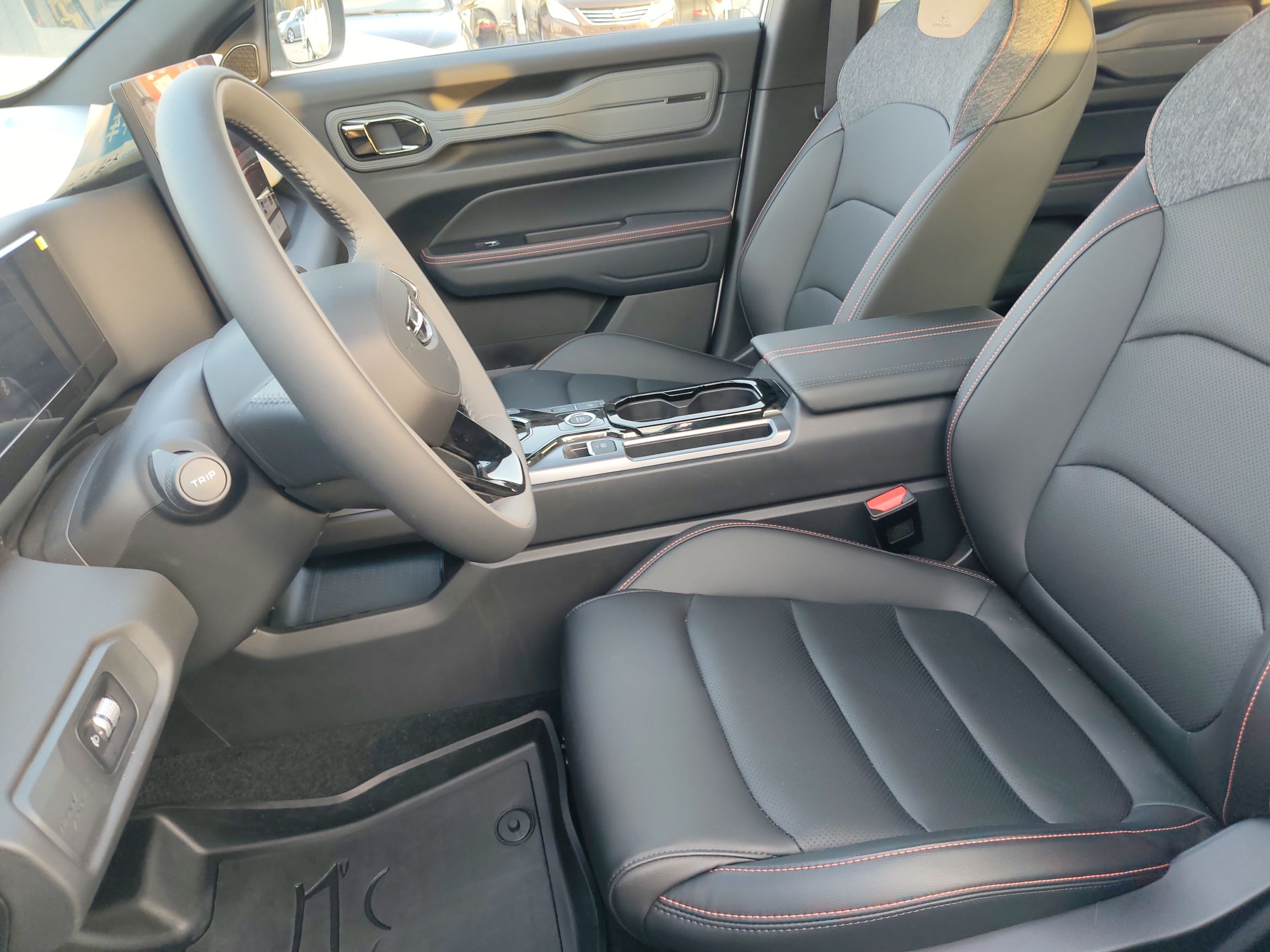 المقاعد الأمامية داخل السيارة