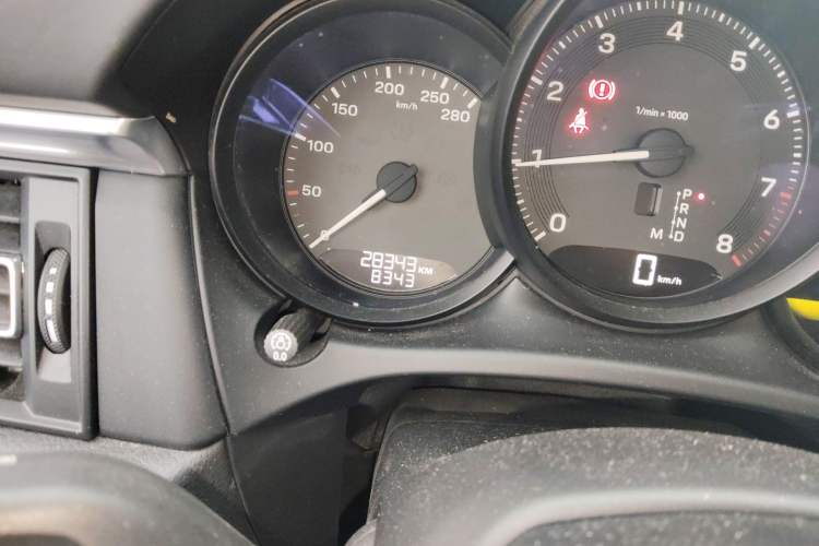 Used Porsche Macan 2022 Macan 2.0T Odometer Close Up