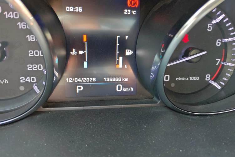 Used Land Rover Discovery Sport 2015 2.0T HSE LUXURY Odometer Close Up