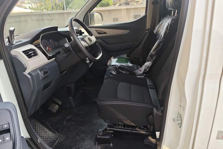 Used SAIC MAXUS EV30 2023 Pure-Electric Smart Logistics Expert with Long Wheelbase Guoxuan
