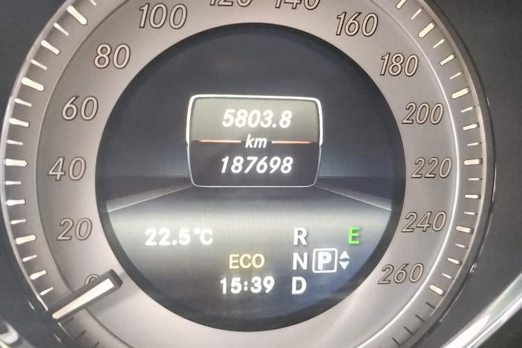 Used Mercedes-Benz GLK-Class 2015 GLK 260 4MATIC Dynamic Edition Ultimate Version Odometer Close Up