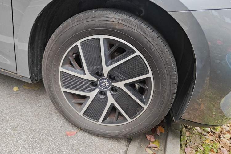 Used BYD Qin L 2024 DM-i 120KM Beyond Model Right Front Wheel Hub