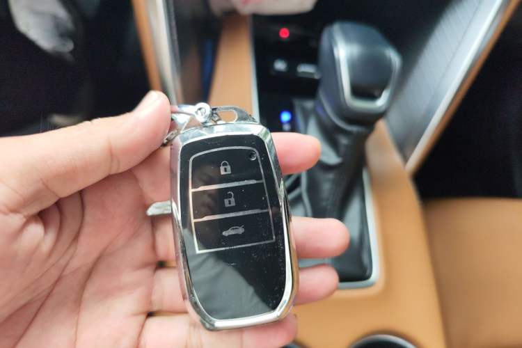 Used Toyota Venza 2023 2.5L Smart Electric Hybrid Dual-Drive Prestige Version Vehicle Key