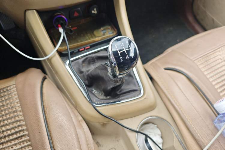 Used Baojun 730 2014 1.5L manual Comfort version 7 seats Gear Lever