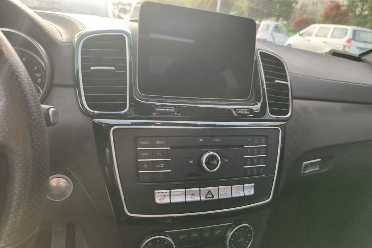 Used Mercedes-Benz GLE 2017 GLE 400 4MATIC Audio And AC Panel