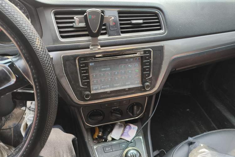 Used Volkswagen Lavida 2015 1.6L Manual Comfort Edition Audio And AC Panel