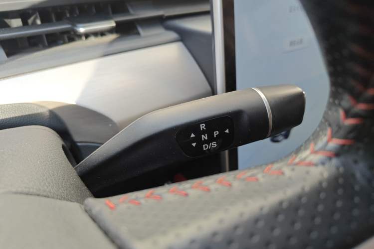 Used NETA V 2022 Long-Range Industry Custom Edition Gear Lever