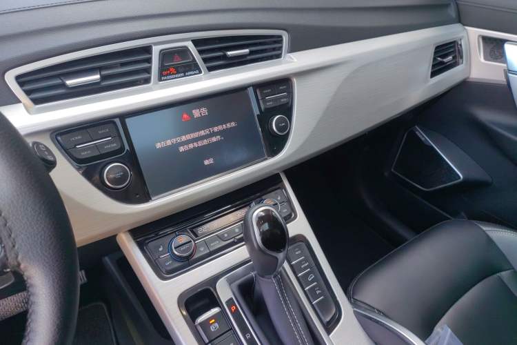 Used Geely Auto Emgrand X7 Sport 2018 1.8TD Automatic Two-Wheel Drive Smart Connect 4G Internet Edition Audio And AC Panel