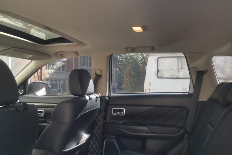 Used Mitsubishi Outlander 2019 2.4L 4x4 Zhi Xiang Edition 5 Seats China VI Standard Headliner