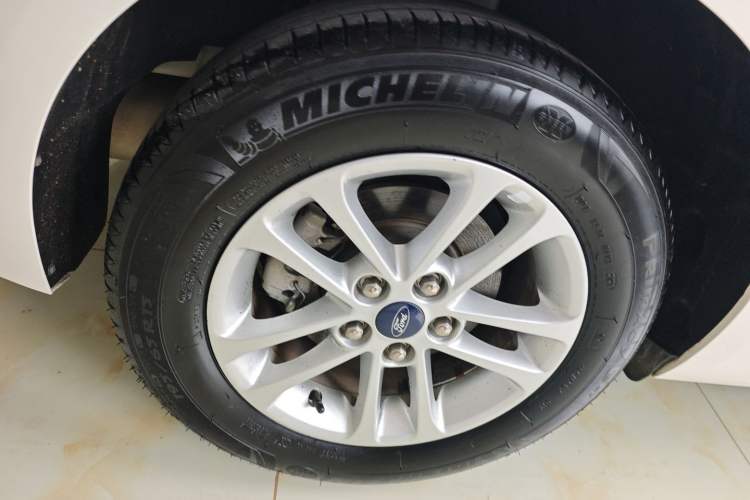 Used Ford Escort 2019 Revised Version 1.5L Manual "Quality Enjoyment" Trim (Tire Pressure Monitoring) China VI Standard Right Rear Wheel Hub