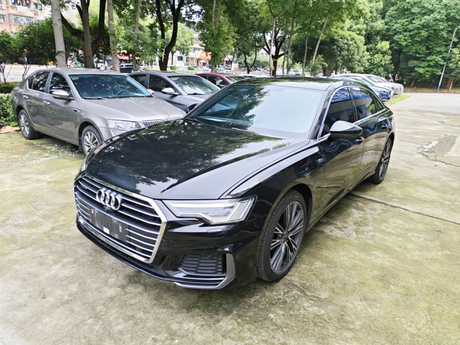 Под передней частью автомобиля