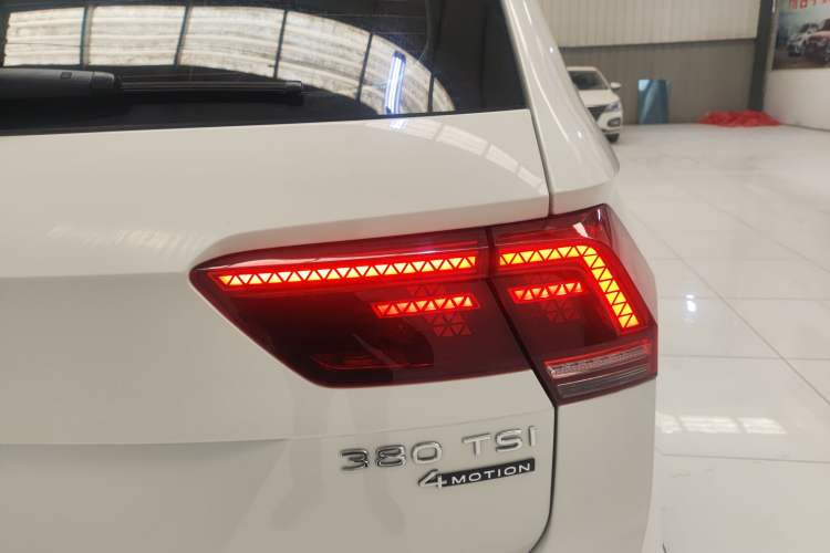 Used Volkswagen Tiguan L 2021 380TSI Automatic All-Wheel Drive R-Line Comfort Plus 7-Seater Right Rear Taillight