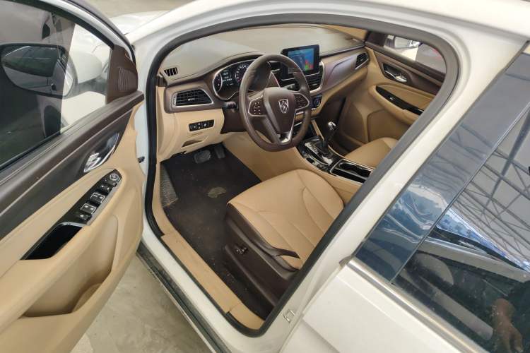 Used Baojun 730 2017 1.8L iAMT Luxury Version 7-Seater
