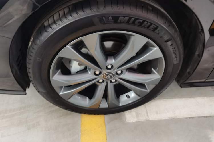 Used Toyota SIENNA 2021 2.5L Hybrid Premium Edition Left Front Wheel Hub