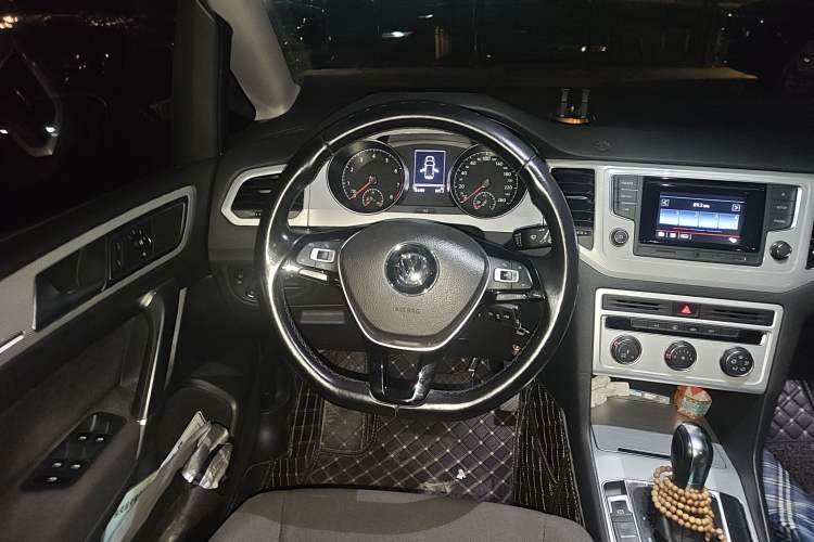 Used Volkswagen Golf Sportsvan 2016 230TSI Automatic Trend Edition Steering Wheel