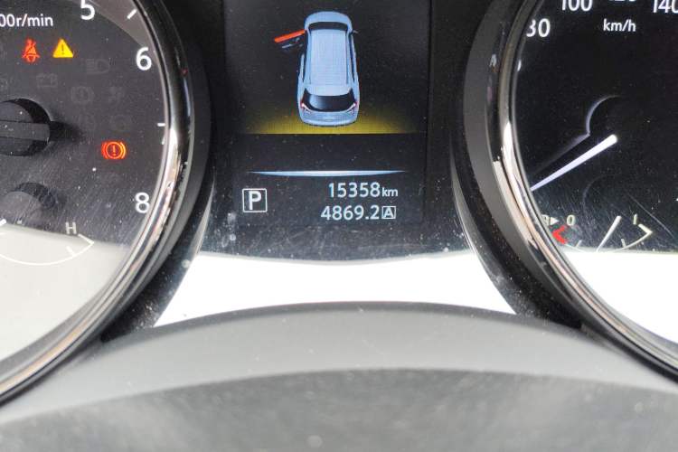 Used Nissan X-Trail 2015 2.0L CVT Comfort MAX Edition 2WD Odometer Close Up