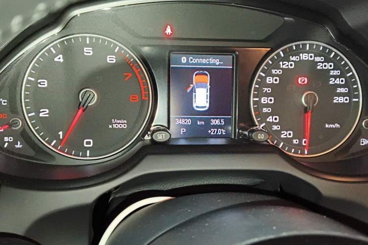 Used Audi Q5 2017 40 TFSI Comfort Model Odometer Close Up