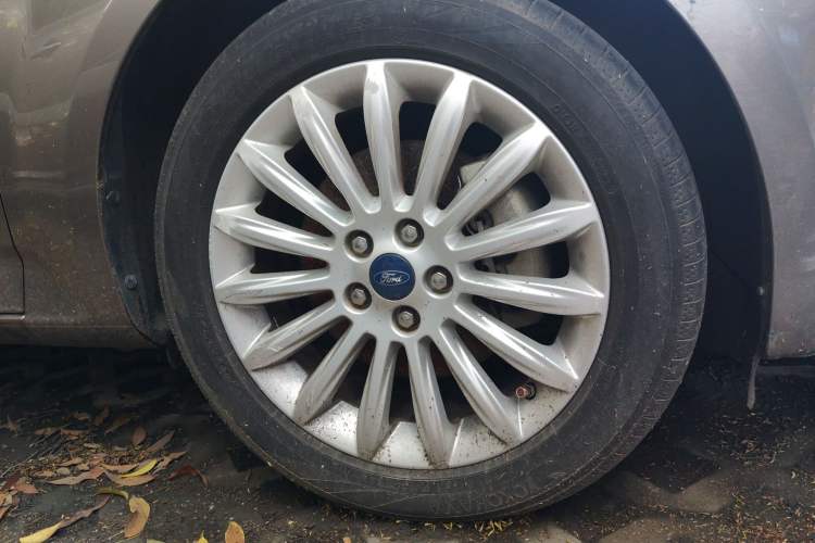 Used Ford Mondeo 2011 2.0L GTDi 200 Fashion Edition Right Front Wheel Hub