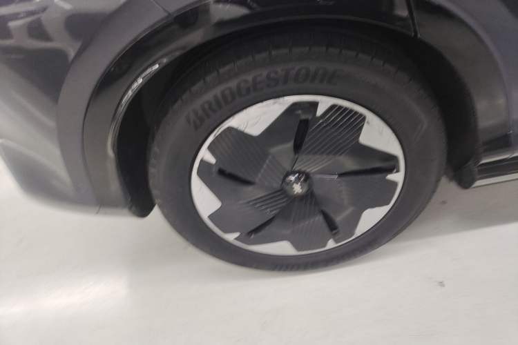 Used IM LS7 2023 90 kWh Elite Rear-Drive Version Right Rear Wheel Hub