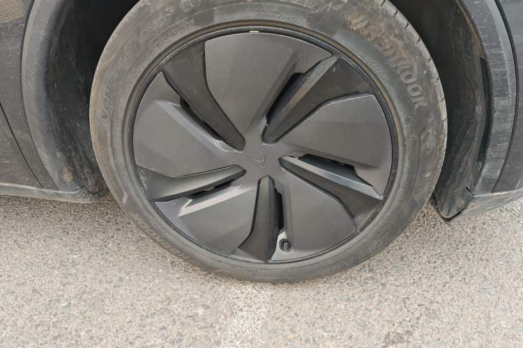 Used Tesla Model Y 2025 Long-Range All-Wheel Drive First Edition Right Front Wheel Hub