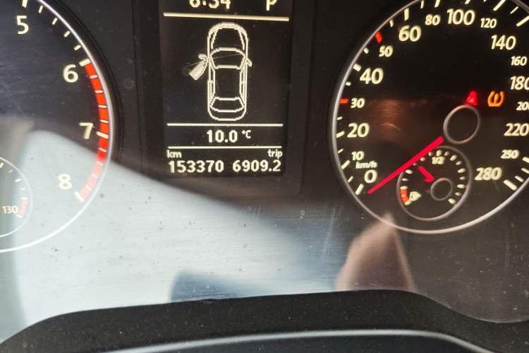 Used Volkswagen Sagitar 2012 1.4TSI Automatic Luxury Edition Odometer Close Up