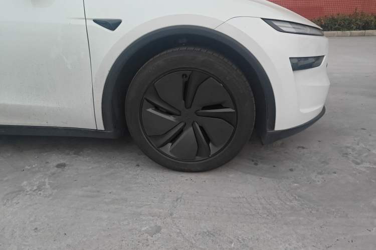 Used Tesla Model Y 2025 Updated Version Long-Range All-Wheel Drive Right Front Wheel Hub