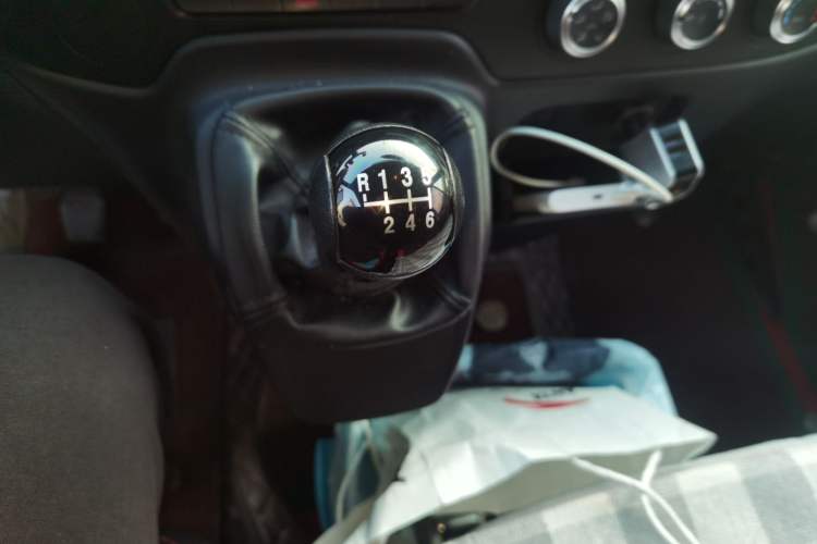 Used JMC Fushun 2023 2.0T Manual Short-Wheelbase Low-Roof Commercial Van 2/3 Seats with Lift-Up Tailgate
