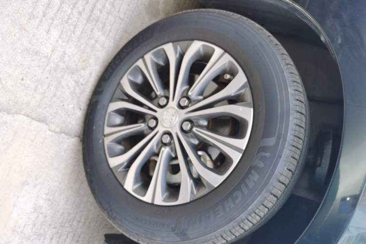 Used Buick GL8 2021 Land Cruiser Executive Class 652T Comfort Model Right Front Wheel Hub