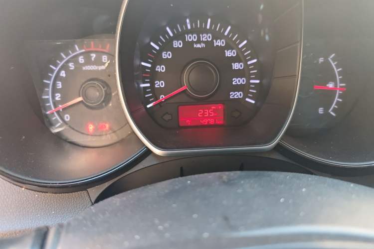 Used Kia K2 2015 Sedan 1.4L MT GLS Odometer Close Up