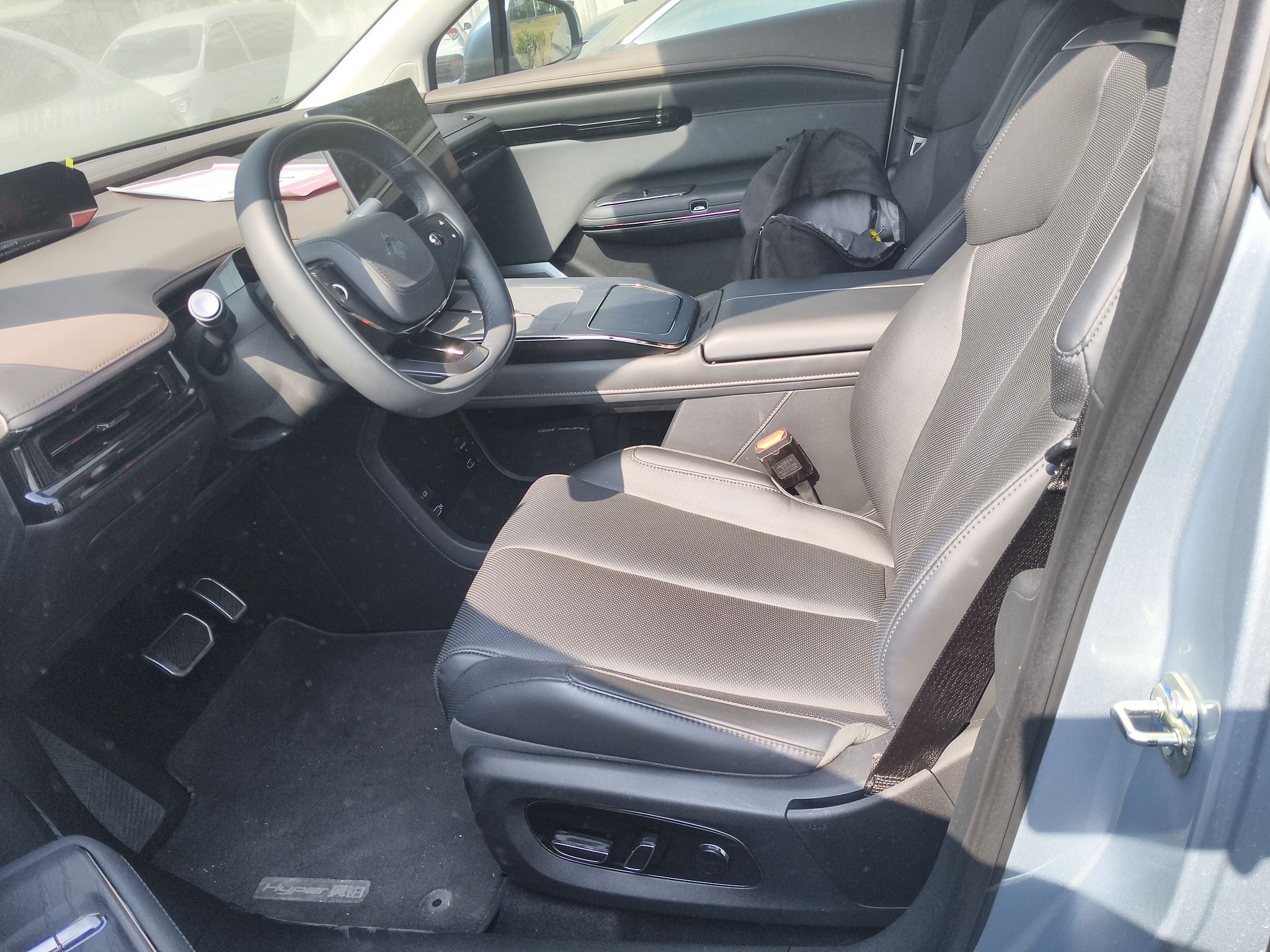 المقاعد الأمامية داخل السيارة